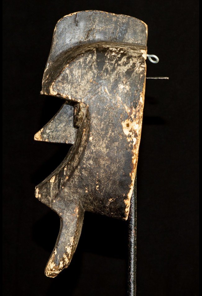 masque-guere-dit-detective-cote-divoire (1) Découvrez notre sélection de **masques Wé ou Guéré**, issus des traditions artistiques de l’Ouest de la Côte d’Ivoire. Ces pièces d’art africain séduisent les collectionneurs et amateurs d’objets ethnographiques par leurs formes expressives, leur symbolique et leur richesse culturelle. Une sélection dédiée aux passionnés de masques africains, d’art tribal et de patrimoine artistique africain.
