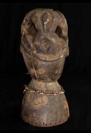 Découvrez notre sélection de masques Bamoun du Cameroun, pièces d’art africain recherchées par les collectionneurs et amateurs d’objets traditionnels, de sculptures et de reliques africaines.