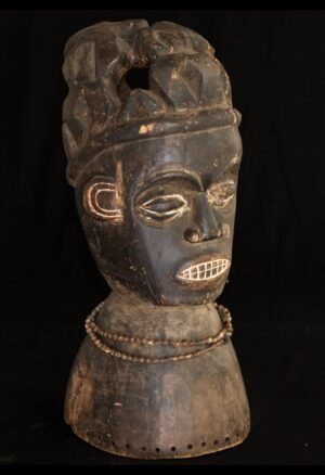 Découvrez notre sélection de masques Bamoun du Cameroun, pièces d’art africain recherchées par les collectionneurs et amateurs d’objets traditionnels, de sculptures et de reliques africaines.