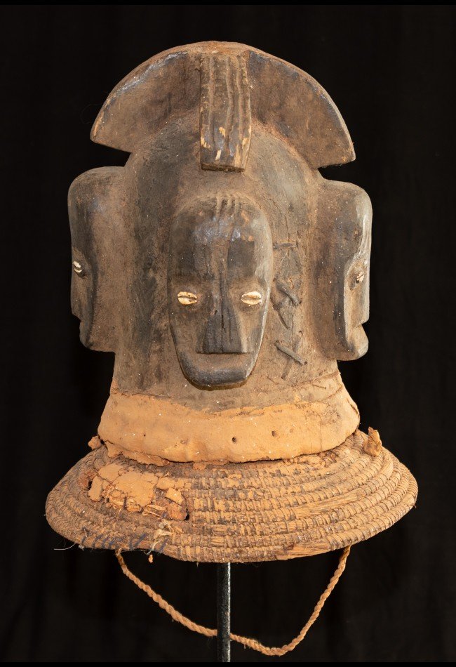 Masque heaume double Janus Fang Gabon en bois polychrome, présentant quatre visages identiques. Une pièce singulière destinée aux collectionneurs et amateurs de masques africains anciens et d’art traditionnel du Gabon.
