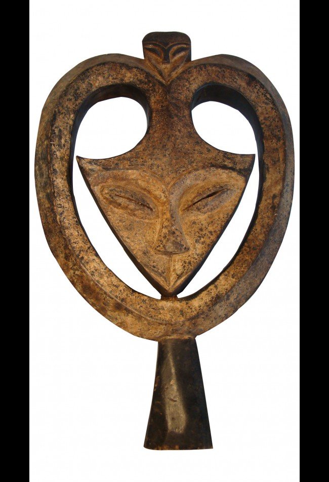 ## Masques africains anciens de collection Découvrez notre sélection de **masques africains anciens**, choisis pour leur intérêt artistique, culturel et historique. Masques Kwélé, Dogon, Baoulé, Dan, Gouro ou issus d'autres traditions africaines : chaque pièce raconte une histoire et témoigne du savoir-faire des cultures dont elle est issue. Destinée aux **collectionneurs et amateurs d’art africain**, cette sélection rassemble des objets anciens aux formes, patines et provenances singulières. Explorez notre collection de **masques anciens** et découvrez des pièces rares pour enrichir une collection privée ou un espace consacré aux arts africains.