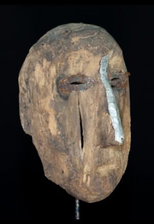 Découvrez notre sélection de masques anciens et objets d’art africain authentiques : pièces de collection, reliques rituelles et œuvres issues des grandes traditions artistiques d’Afrique.