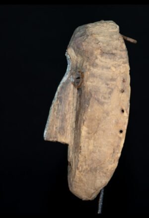 Découvrez notre sélection de masques anciens et objets d’art africain authentiques : pièces de collection, reliques rituelles et œuvres issues des grandes traditions artistiques d’Afrique.
