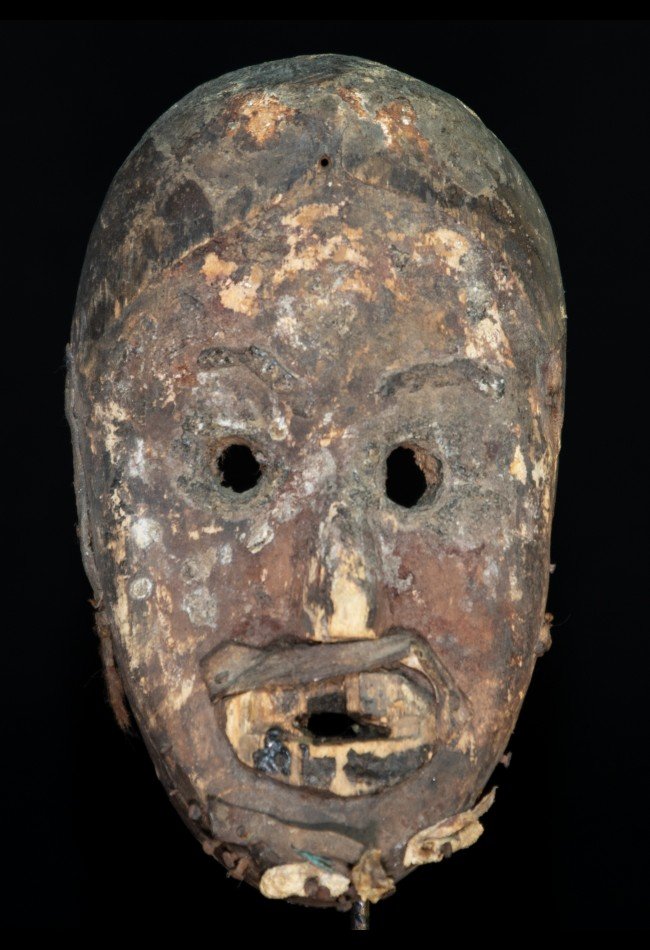 Découvrez notre sélection de masques africains anciens et objets d’art de RD du Congo, choisis pour les collectionneurs et passionnés d’art tribal africain.