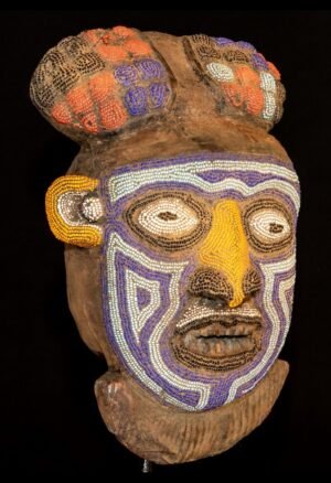 Découvrez notre sélection de **masques anciens d’art africain**, réunissant des pièces destinées aux collectionneurs et amateurs d’objets traditionnels africains. Masques rituels, masques cérémoniels et pièces anciennes témoignent de la richesse des cultures et savoir-faire du continent. Explorez notamment les masques Bamilikés du Cameroun, appréciés pour leur travail de perles, leur histoire et leur forte valeur esthétique.