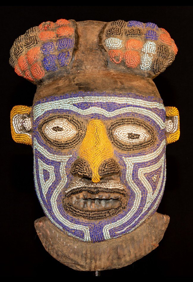 Découvrez notre sélection de **masques anciens d’art africain**, réunissant des pièces destinées aux collectionneurs et amateurs d’objets traditionnels africains. Masques rituels, masques cérémoniels et pièces anciennes témoignent de la richesse des cultures et savoir-faire du continent. Explorez notamment les masques Bamilikés du Cameroun, appréciés pour leur travail de perles, leur histoire et leur forte valeur esthétique.