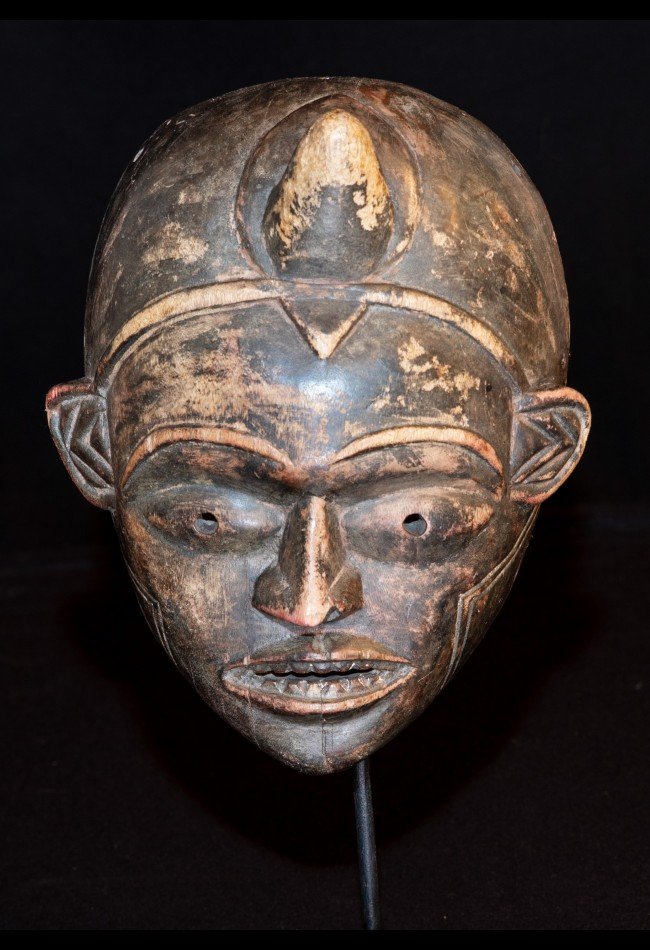 Découvrez notre sélection de masques anciens d’art africain, dont ce Masque Pwo Tchokwé RDC, une pièce de collection associée au patrimoine artistique et symbolique tchokwé.