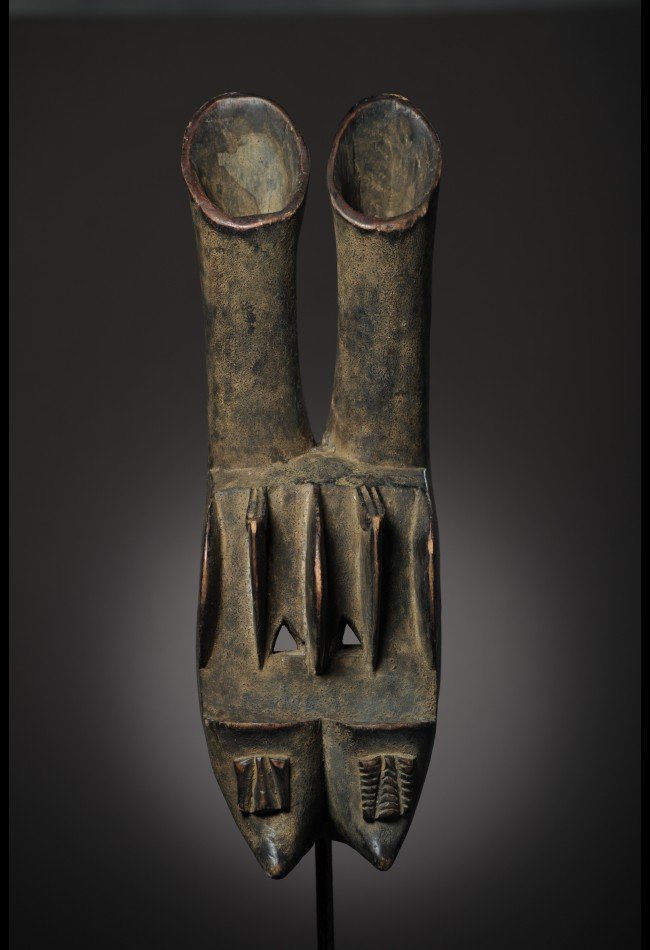 Découvrez notre sélection de **masques Igbo du Nigéria**, recherchés par les collectionneurs et amateurs d’art africain. Ces pièces témoignent de la richesse des traditions, des pratiques rituelles et du patrimoine culturel Igbo. Masques anciens, objets ethnographiques et pièces de caractère : explorez une collection dédiée à l’art africain du Nigéria.
