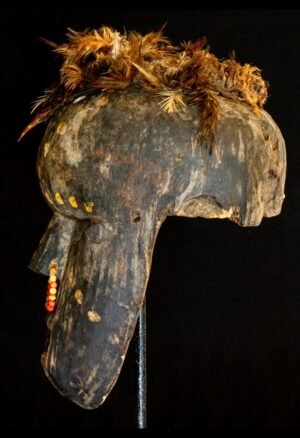 Découvrez notre sélection de masques africains anciens, dont ce remarquable masque Salampasu RDC, destiné aux collectionneurs et amateurs d’art africain. Pièces de caractère, objets ethnographiques et œuvres anciennes sélectionnés pour leur intérêt artistique et culturel.