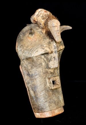 Découvrez notre sélection de masques africains anciens et de pièces de collection. Ce masque Songyé Kifwébé de RDC se distingue par ses rayures caractéristiques, son expression sculpturale et son rare masque miniature sur le front. Une pièce recherchée par les collectionneurs et amateurs d’art africain, d’antiquités et d’objets ethnographiques.
