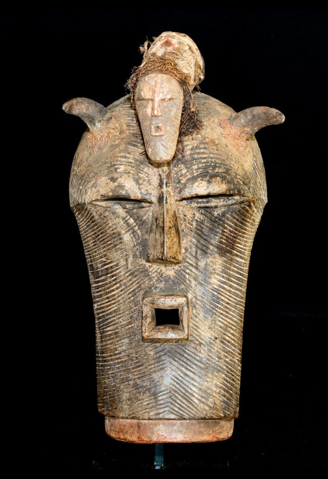 Découvrez notre sélection de masques africains anciens et de pièces de collection. Ce masque Songyé Kifwébé de RDC se distingue par ses rayures caractéristiques, son expression sculpturale et son rare masque miniature sur le front. Une pièce recherchée par les collectionneurs et amateurs d’art africain, d’antiquités et d’objets ethnographiques.