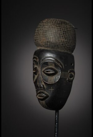 **Masques Tchokwe – Art africain de collection** Découvrez notre sélection de **masques Tchokwe**, pièces emblématiques de l’art africain traditionnel. Masques Pwo, sculptures et objets anciens témoignent de la richesse culturelle et artistique du peuple tchokwé. Destinées aux collectionneurs et passionnés d’art africain, ces pièces apportent une dimension historique, ethnographique et décorative unique à toute collection.