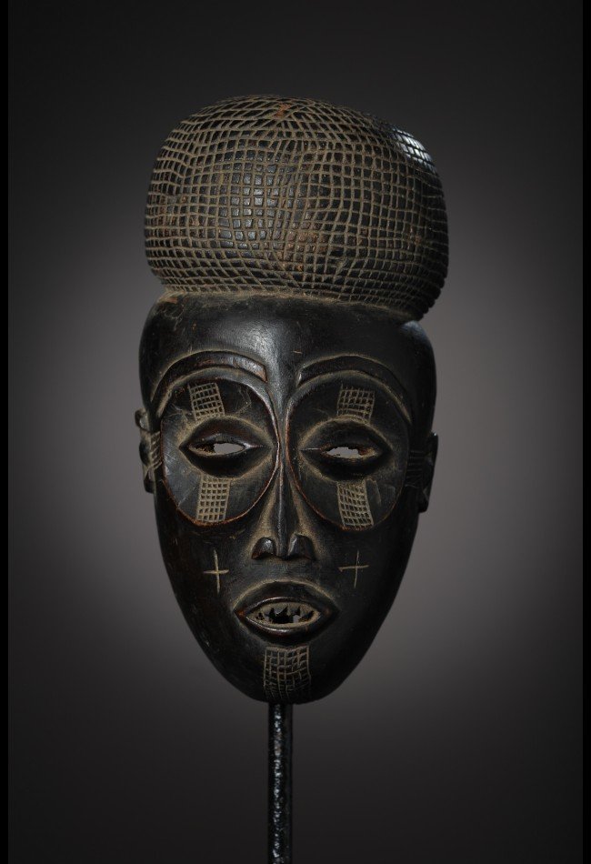 **Masques Tchokwe – Art africain de collection** Découvrez notre sélection de **masques Tchokwe**, pièces emblématiques de l’art africain traditionnel. Masques Pwo, sculptures et objets anciens témoignent de la richesse culturelle et artistique du peuple tchokwé. Destinées aux collectionneurs et passionnés d’art africain, ces pièces apportent une dimension historique, ethnographique et décorative unique à toute collection.