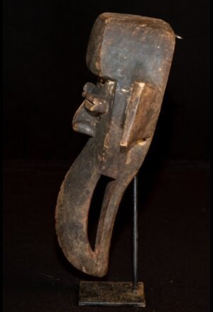 Découvrez notre sélection de **masques anciens d’Afrique**, destinée aux collectionneurs et amateurs d’art africain. Masques Dan, Baoulé, Dogon, Sénoufo, Punu et autres traditions africaines : chaque pièce témoigne d’un savoir-faire, d’une histoire et d’un univers culturel singulier. Explorez nos objets de collection et trouvez une œuvre unique pour enrichir votre collection d’art africain.