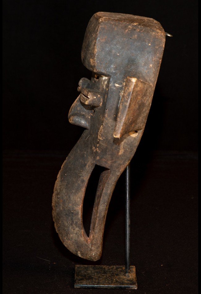 masque-tete-rituelle-dan-mahou-cote-divoire (1) Découvrez notre sélection de **masques anciens d’Afrique**, destinée aux collectionneurs et amateurs d’art africain. Masques Dan, Baoulé, Dogon, Sénoufo, Punu et autres traditions africaines : chaque pièce témoigne d’un savoir-faire, d’une histoire et d’un univers culturel singulier. Explorez nos objets de collection et trouvez une œuvre unique pour enrichir votre collection d’art africain.