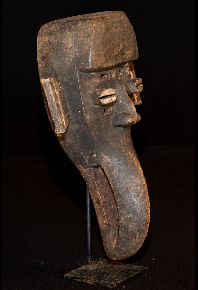 masque-tete-rituelle-dan-mahou-cote-divoire (2) Découvrez notre sélection de **masques anciens d’Afrique**, destinée aux collectionneurs et amateurs d’art africain. Masques Dan, Baoulé, Dogon, Sénoufo, Punu et autres traditions africaines : chaque pièce témoigne d’un savoir-faire, d’une histoire et d’un univers culturel singulier. Explorez nos objets de collection et trouvez une œuvre unique pour enrichir votre collection d’art africain.