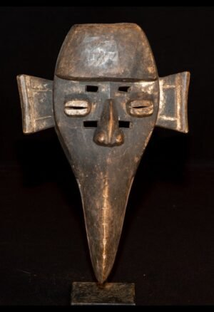 Découvrez notre sélection de **masques anciens d’Afrique**, destinée aux collectionneurs et amateurs d’art africain. Masques Dan, Baoulé, Dogon, Sénoufo, Punu et autres traditions africaines : chaque pièce témoigne d’un savoir-faire, d’une histoire et d’un univers culturel singulier. Explorez nos objets de collection et trouvez une œuvre unique pour enrichir votre collection d’art africain.
