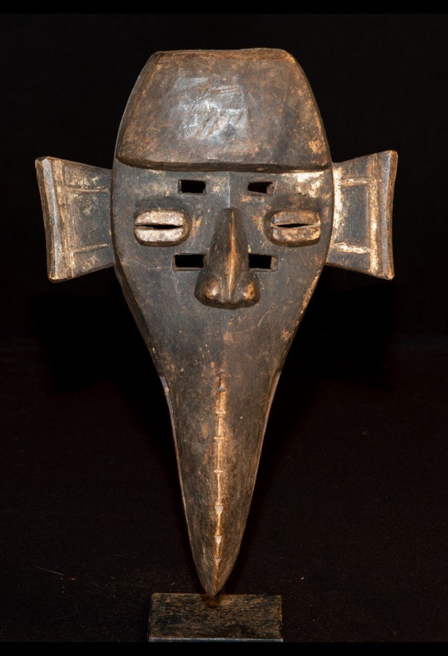 Découvrez notre sélection de **masques anciens d’Afrique**, destinée aux collectionneurs et amateurs d’art africain. Masques Dan, Baoulé, Dogon, Sénoufo, Punu et autres traditions africaines : chaque pièce témoigne d’un savoir-faire, d’une histoire et d’un univers culturel singulier. Explorez nos objets de collection et trouvez une œuvre unique pour enrichir votre collection d’art africain.