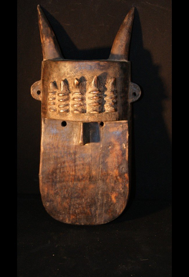 Découvrez notre sélection de masques anciens africains, parmi lesquels des pièces Toma originaires de Guinée et de la région de Macenta. Destinés aux collectionneurs et amateurs d’art africain, ces objets témoignent de la richesse des traditions sculpturales et cérémonielles d’Afrique de l’Ouest.