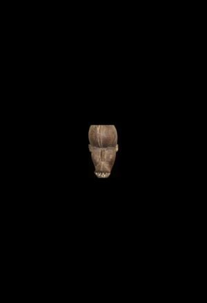 Découvrez notre sélection de **masques africains anciens**, issus de différentes traditions d’Afrique de l’Ouest et centrale. Chaque pièce s’adresse aux collectionneurs et amateurs d’art africain à la recherche d’objets anciens, de masques traditionnels et de témoignages ethnographiques uniques. Explorez notamment les masques Dan de Côte d’Ivoire, ainsi que d’autres pièces provenant de cultures africaines remarquables.