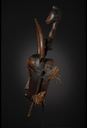 Découvrez notre sélection de **masques Yohouré** de Côte d’Ivoire, destinés aux collectionneurs et amateurs d’art africain. Ces pièces témoignent de la richesse des traditions sculpturales et rituelles Yohouré. Explorez des objets anciens et singuliers sélectionnés pour leur histoire, leur esthétique et leur intérêt patrimonial.
