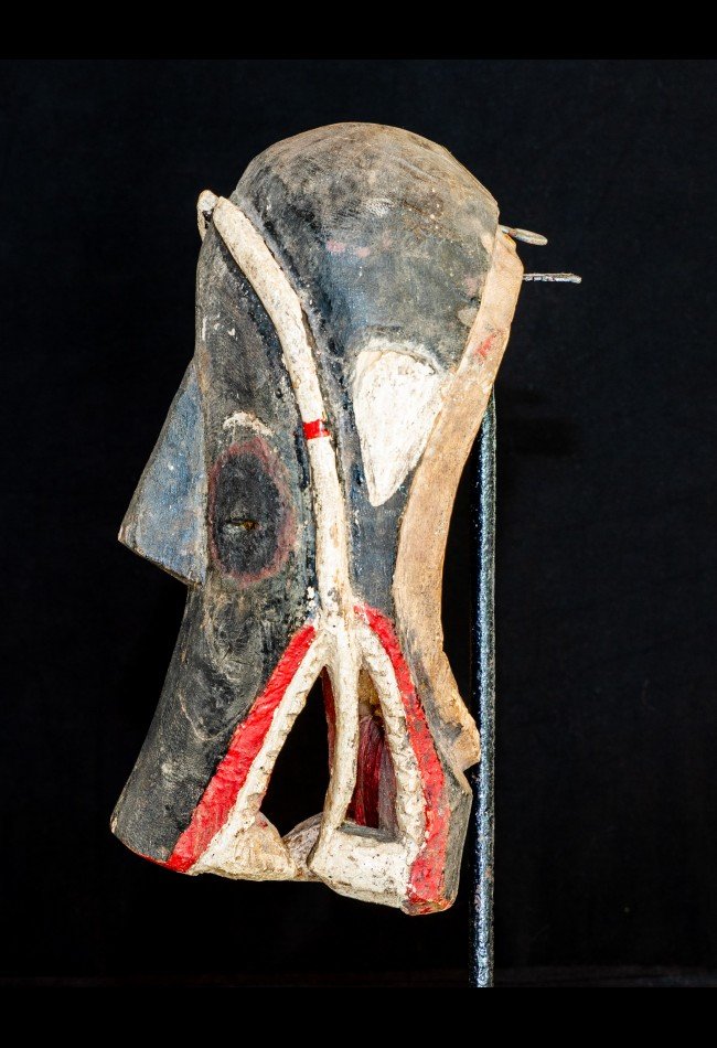 masque-zoo-anthropomorphe-dan-cote-divoire (1) Découvrez notre sélection de **masques Dan de Côte d’Ivoire**, destinés aux collectionneurs et amateurs d’art africain. Masques anciens, pièces ethnographiques et objets de caractère témoignent de la richesse artistique et culturelle des populations Dan ou Yacouba. Chaque pièce offre une esthétique singulière pour enrichir une collection d’art africain ou un intérieur de caractère.