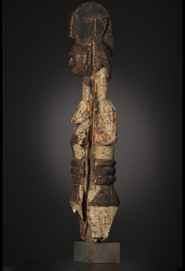 Découvrez notre sélection d’art Igbo du Nigéria : statues, maternités, masques et objets anciens destinés aux collectionneurs et amateurs d’art africain.