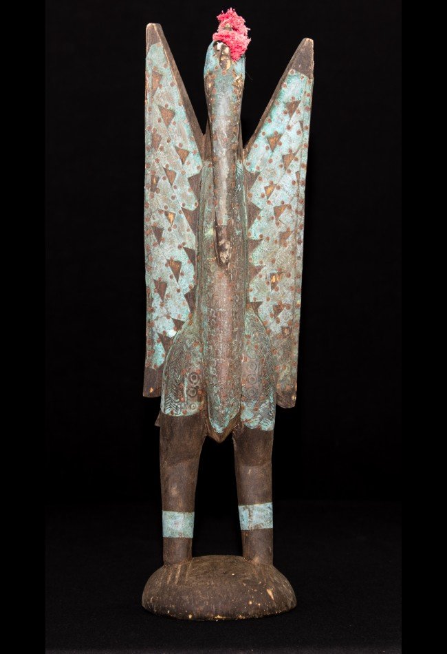 Oiseau Calao Sénoufo de Côte d’Ivoire, sculpture ancienne en bois et laiton liée à la cosmogonie Sénoufo. Une pièce remarquable pour les collectionneurs d’art africain et les amateurs de patrimoine de Côte d’Ivoire.
