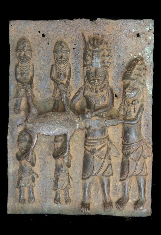 Découvrez notre sélection de plaques en bronze Ifé, pièces d’art africain associées à la tradition artistique Yoruba et à l’univers des palais de l’Oba. Destinées aux collectionneurs et amateurs de bronzes anciens, ces œuvres témoignent du remarquable savoir-faire métallurgique de la civilisation Ifé.