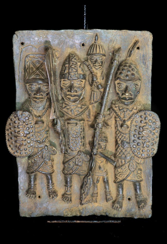 # Plaque Ifé en bronze Yoruba : une pièce d’art africain ancien La **Plaque Ifé en bronze Yoruba** constitue une pièce remarquable pour les amateurs d’art africain, les collectionneurs d’objets anciens et les passionnés de patrimoine culturel africain. Associée à la tradition artistique de la civilisation Ifé et aux palais de l’Oba, cette plaque témoigne du raffinement de l’art du bronze dans l’ancien royaume du Bénin. ## Une plaque en bronze liée à la tradition Yoruba Cette **Plaque Ifé en bronze Yoruba** est une plaque décorative destinée aux palais de l’Oba. Les plaques de cette tradition pouvaient représenter des personnages, notamment des soldats portugais, ainsi que des éléments liés à la cour et au pouvoir royal. Elles constituent aujourd’hui des références importantes pour comprendre l’histoire de l’art du bronze en Afrique de l’Ouest. ## Une pièce pour collectionneur d’art africain Avec ses dimensions de 28 cm de largeur, 35 cm de hauteur et 4 cm de profondeur, cette **plaque en bronze Yoruba** possède une présence particulièrement adaptée à une collection d’art africain ancien. Son poids de 3,15 kg lui confère également une belle matérialité. Sa provenance est documentée : la pièce aurait été collectée in situ en 1962 dans la région de Bénin City, lors d’une campagne de recherches menée par Alpha Baldé, collectionneur antiquaire à Conakry. La fiche indique également qu’elle est fournie avec un certificat d’authenticité. ## Un objet d’art africain chargé d’histoire Cette **Plaque Ifé en bronze Yoruba** s’adresse aux collectionneurs recherchant une pièce singulière, aux amateurs de bronzes africains et à ceux qui souhaitent enrichir une collection consacrée aux civilisations Yoruba et au patrimoine du royaume du Bénin. Une pièce de caractère à découvrir chez Mémoires d’Afrique.