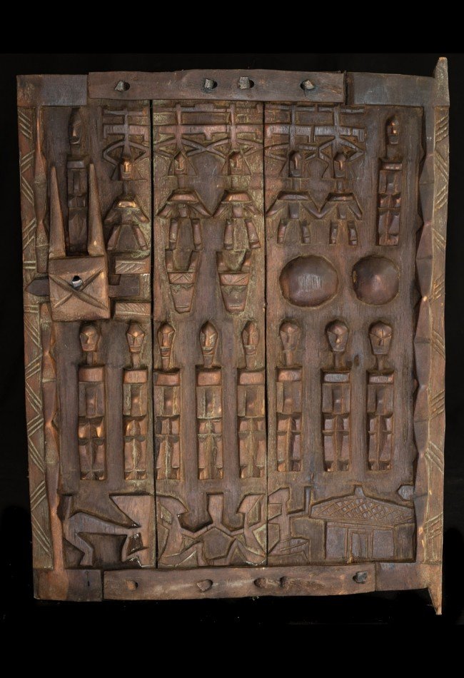 Découvrez notre sélection d’objets usuels africains anciens, dont cette Porte de grenier à mil Dogon du Mali. Sculptées dans le bois et porteuses de symboles traditionnels, ces pièces séduisent les collectionneurs et amateurs d’art africain, d’antiquités et de patrimoine ethnographique.