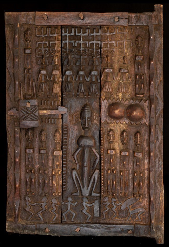Découvrez notre sélection de portes de grenier africaines anciennes, dont cette authentique Porte de grenier à mil Dogon Mali. Ces objets usuels en bois témoignent du savoir-faire, des symboles et de la richesse culturelle de l’art Dogon. Une sélection destinée aux collectionneurs et amateurs d’art africain ancien.