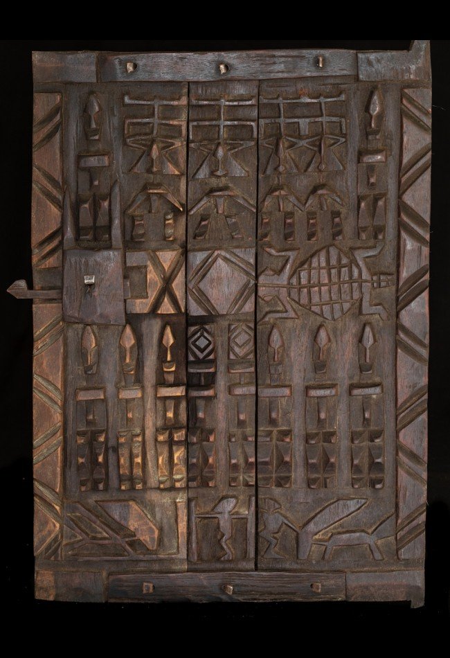 Découvrez notre sélection d’objets usuels africains anciens, dont cette porte de grenier à mil Dogon Mali, témoignage du savoir-faire et du patrimoine culturel Dogon.