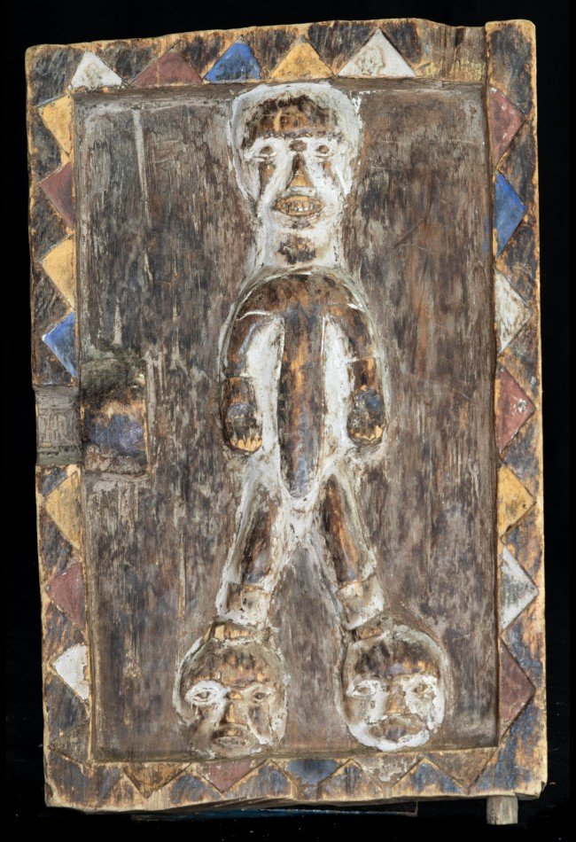 Découvrez notre sélection d’objets usuels africains et de pièces Igbo du Nigéria : portes de greniers à mil, objets traditionnels et œuvres anciennes destinées aux collectionneurs et amateurs d’art africain.