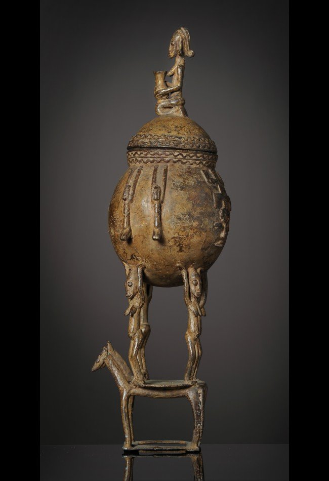 Pot à onguents en bronze Dogon du Mali, décoré de figures inspirées de la tradition et de la cosmogonie Dogon. Une pièce remarquable pour les collectionneurs d’art africain, de bronzes anciens et d’objets rituels traditionnels.