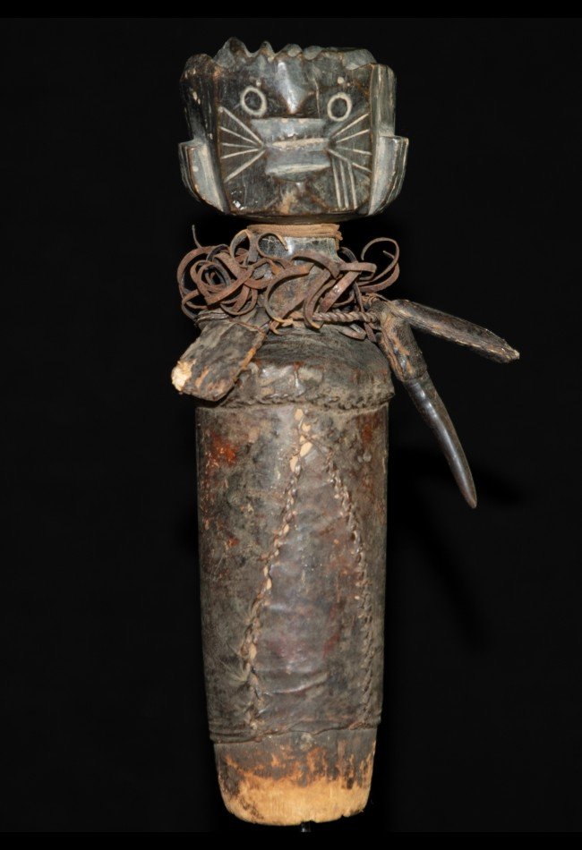 Découvrez notre sélection d’objets d’art africain ancien : poupées rituelles, fétiches, masques, statues et reliques authentiques destinés aux collectionneurs et amateurs d’arts traditionnels africains.
