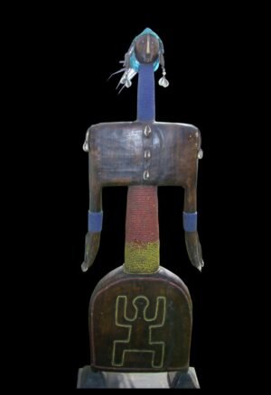 Découvrez cette poupée statuette Namdji Cameroun en bois et perles multicolores, pièce unique de collection issue de la région de Poli.