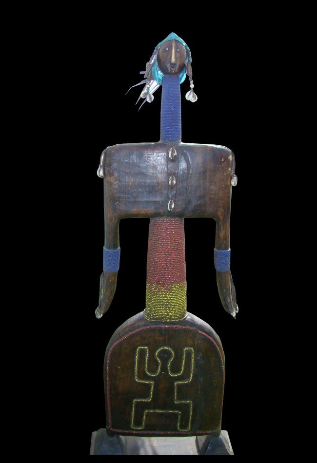 Découvrez cette poupée statuette Namdji Cameroun en bois et perles multicolores, pièce unique de collection issue de la région de Poli.