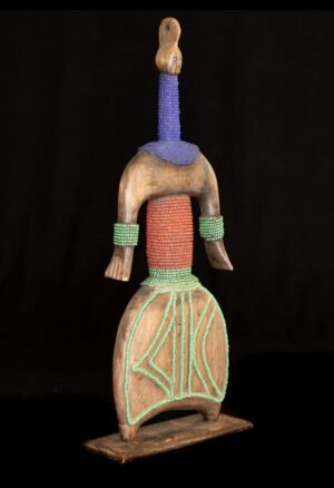 Découvrez notre sélection de **statues et statuettes africaines** : pièces anciennes, sculptures traditionnelles et objets ethnographiques provenant de différentes régions d’Afrique. Une sélection destinée aux collectionneurs et amateurs d’art africain, de patrimoine et d’objets chargés d’histoire.