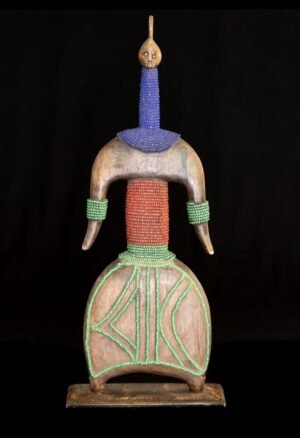 Découvrez notre sélection de **statues et statuettes africaines** : pièces anciennes, sculptures traditionnelles et objets ethnographiques provenant de différentes régions d’Afrique. Une sélection destinée aux collectionneurs et amateurs d’art africain, de patrimoine et d’objets chargés d’histoire.