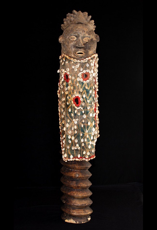 Découvrez notre sélection d'objets et d'œuvres Bamoun du Cameroun : masques anciens, sculptures, objets rituels et pièces rares destinées aux collectionneurs et passionnés d'art africain.