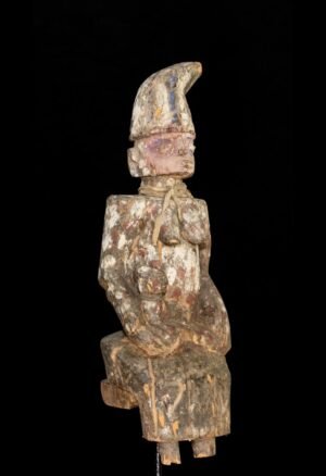 Maternité Fon Bénin ancienne en bois dense, représentant une mère tenant son enfant. Une sculpture africaine de collection remarquable par sa patine, ses traces de kaolin et sa polychromie ancienne.