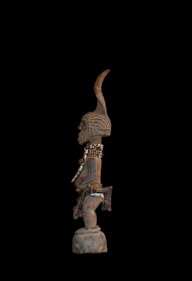 Découvrez cette rare statue fétiche Songye Nkisi de RDC, une sculpture ancienne destinée aux collectionneurs et amateurs d'art africain, d'objets rituels et d'arts premiers.