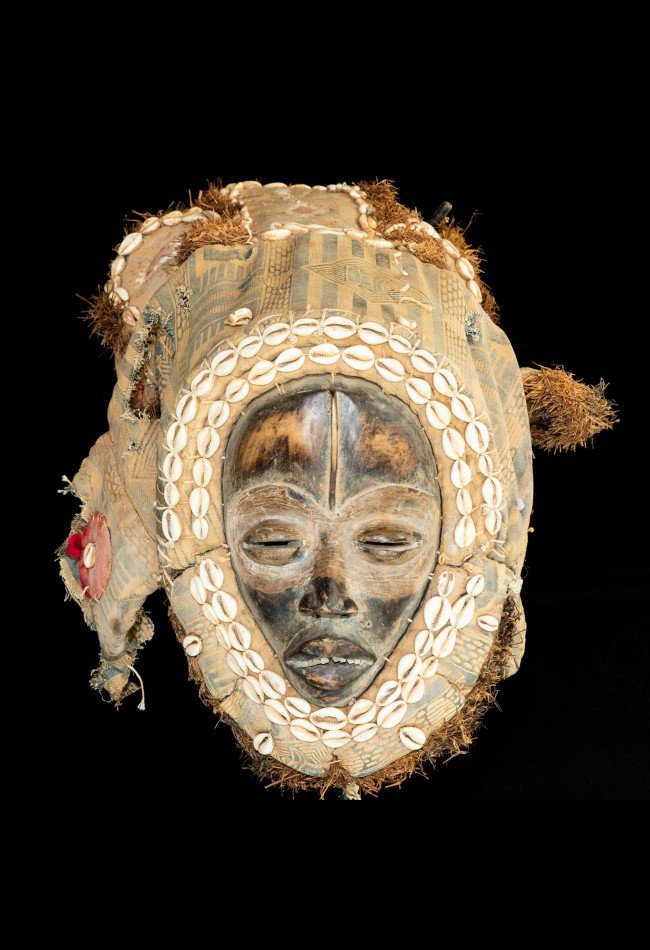 Spectaculaire Masque Dan de Côte d'Ivoire avec son habillage cérémoniel. Une authentique pièce d'art africain ancien, destinée aux collectionneurs et passionnés de masques rituels et d'art tribal.