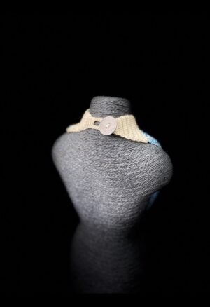 Découvrez notre sélection de **colliers et perles d'Afrique**, destinée aux collectionneurs et amateurs d'art africain. Perles anciennes, parures ethniques et créations artisanales témoignent de la richesse des traditions et savoir-faire du continent. Chaque pièce apporte une dimension culturelle et esthétique unique à une collection d'objets africains.