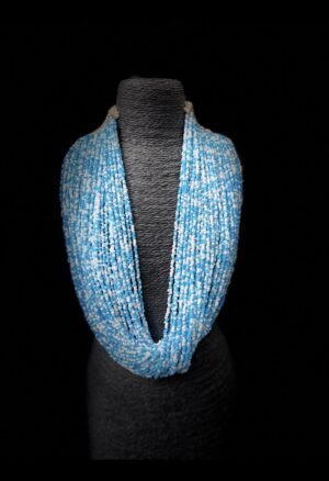 Découvrez notre sélection de **colliers et perles d'Afrique**, destinée aux collectionneurs et amateurs d'art africain. Perles anciennes, parures ethniques et créations artisanales témoignent de la richesse des traditions et savoir-faire du continent. Chaque pièce apporte une dimension culturelle et esthétique unique à une collection d'objets africains.