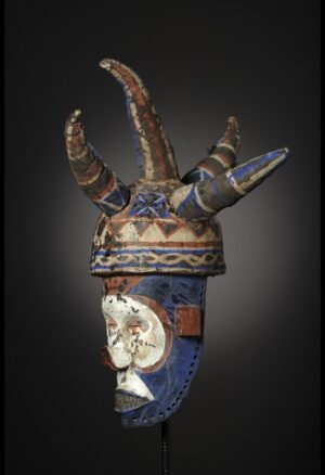 **Masque Ndeemba Yaka RDC** : découvrez une remarquable pièce d’art africain originaire de République démocratique du Congo. Avec ses pigments colorés et son esthétique caractéristique, ce masque Yaka intéressera les collectionneurs et amateurs de masques, objets rituels et arts traditionnels africains.