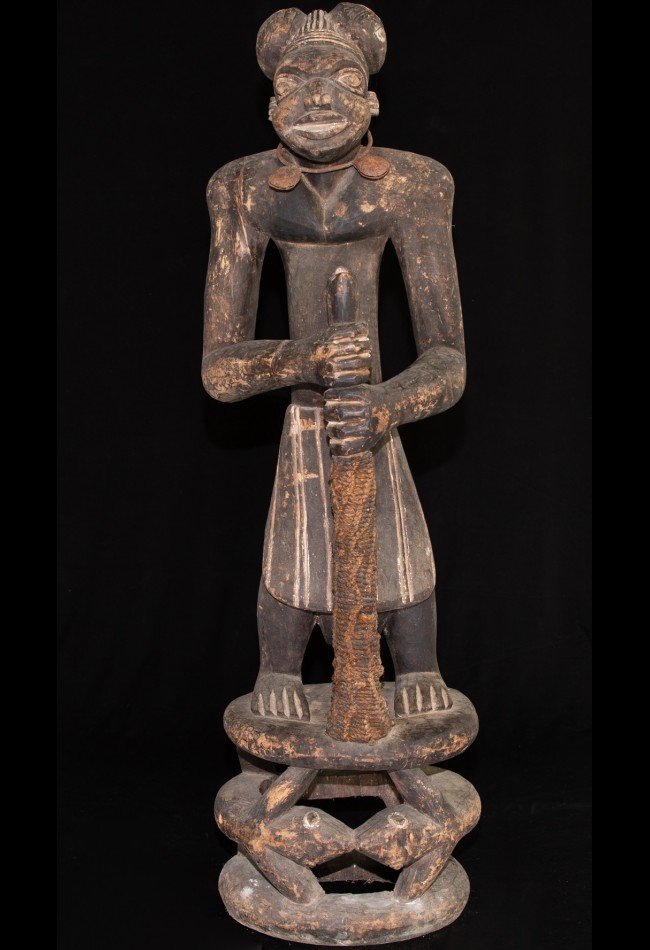 Découvrez notre sélection de statues Bamoun du Cameroun, sculptures et objets d’art africain destinés aux collectionneurs et amateurs de patrimoine culturel. Chaque pièce témoigne de la richesse des traditions artistiques d’Afrique centrale.