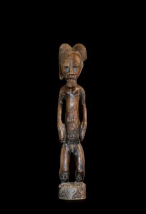 Statue Baoulé Côte d’Ivoire en bois dur, pièce d’art africain de collection. Découvrez son histoire, sa provenance près de Bouaké et ses caractéristiques.