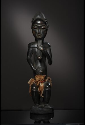 Statue Baoulé Côte d’Ivoire, pièce de collection représentant un dignitaire assis. Cette sculpture témoigne de la richesse de la statuaire baoulé et s’adresse aux amateurs d’art africain ancien, de sculptures, masques et objets ethnographiques.